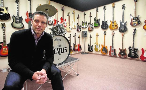 Juanjo Vila, rodeado por algunas de las guitarras eléctricas de la colección familiar./Juan J. Monzó