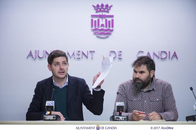El edil José Manuel Prieto muestra el fallo que impide el embargo, ante Xavi Ròdenas. / àlex oltra
