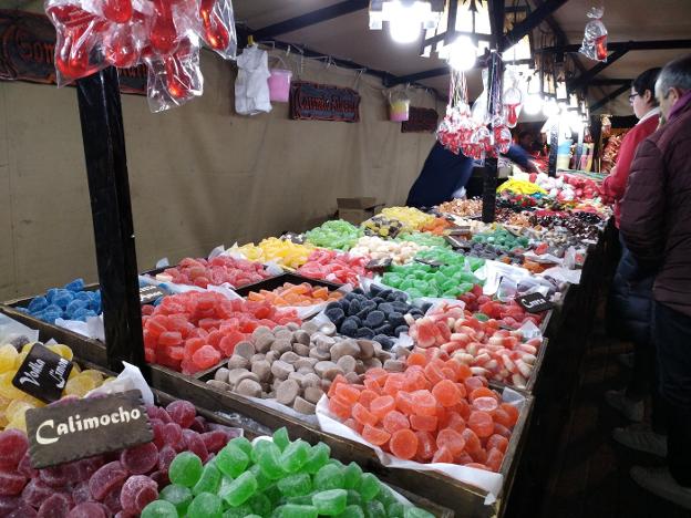 Un puesto de dulces situado en el mercado medieval instalado en la calle Marqués de Campo en Dénia. B. Ortolà/