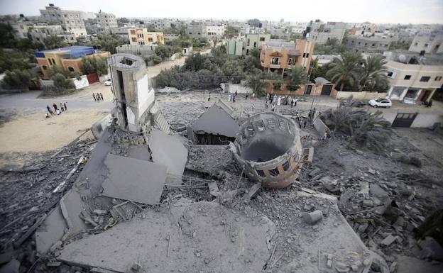 Vista aérea de las ruinas de una mezquita, que fue destruida por los bombardeos israelíes, en Khan Younis/Reuters