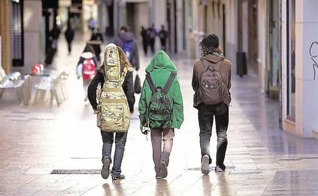 Jóvenes consumistas, rebeldes y muy familiares