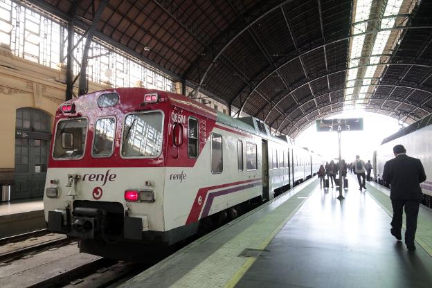 Uno de los trenes que realiza el trayecto hasta Utiel, en la estación del Norte. / irene marsilla