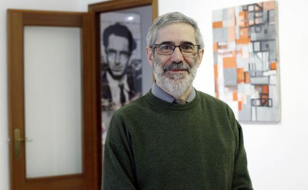El doctor José Luis Guinot, en la sede de la asociación./Irene Marsilla