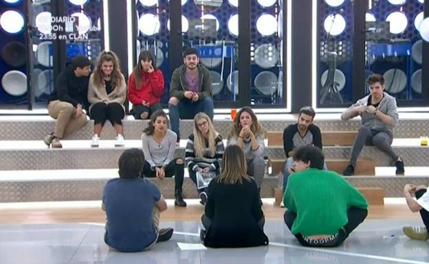 Los concursantes durante el reparto de temas para la gala 9./rtve