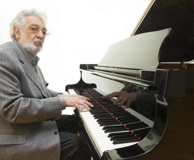 Plácido Domingo en su camerino durante un descanso del concierto de Cor de la Generalitat. / m.molines
