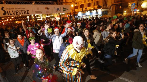 La calle Xàtiva de Valencia se llenó de atletas, la mayoría de ellos con disfraces./