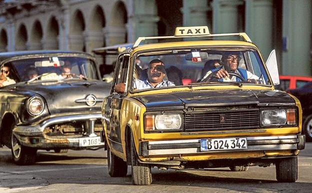 Un taxista conduce un Lada de los años 70 por las calles de la Habana, donde todavía se pueden ver muchos vehículos de este modelo clásico. /Reuters
