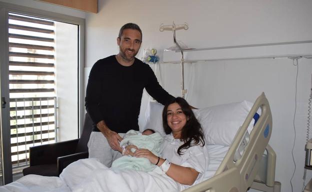 Los padres y el primer bebé nacido en la comarca de la Marina. /