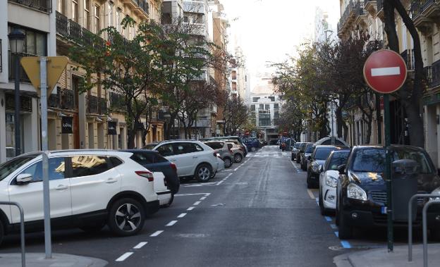 Calle Cirilo Amorós, una de las que están pendientes de reurbanización en el Ensanche. / J. Monzó