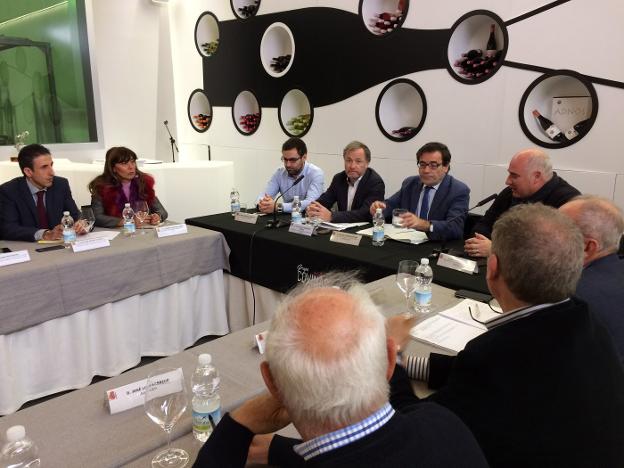 El secretario general de Agricultura, Carlos Cabanas, en la reunión de ayer en Requena junto al delegado Juan Carlos Moragues. / lp