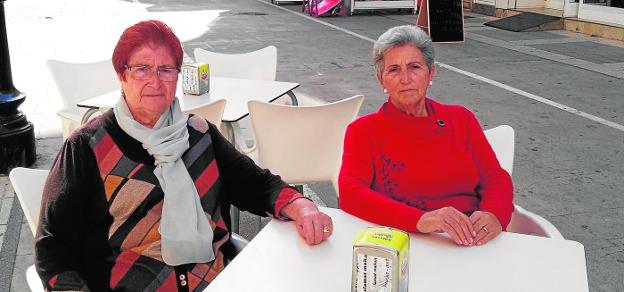 Mari Carmen y Rosario en la terraza del restaurante que regenta el hijo de la segunda en la calle principal del Grau. / l. gallego
