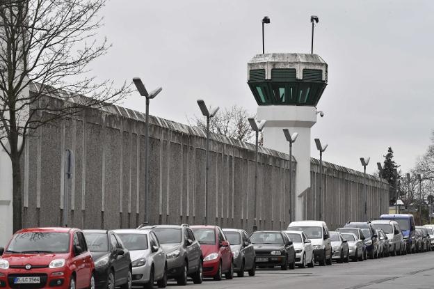 Exterior de la cárcel de Plötzensee y detalle del orificio por el que se escaparon cuatro reos. / afp