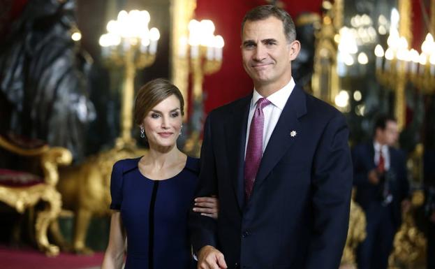 Los reyes Felipe y Letizia, a su llegada a una recepción. /Ángel Díaz (Efe)