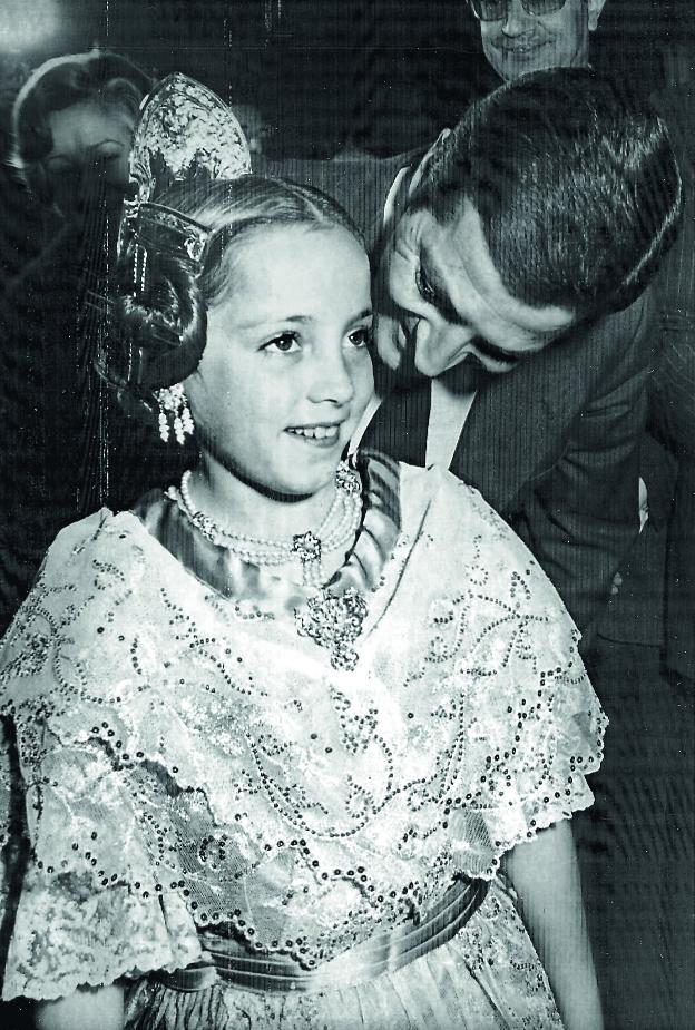 Adolfo Suárez con su hija, fallera mayor infantil de Valencia en 1977. / luis vidal