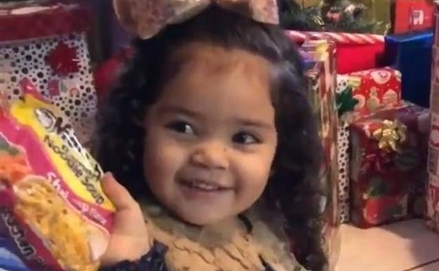 La adorable reacción de una niña cuando recibe sopa instantánea por Navidad