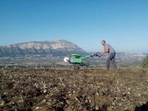 Uno de los cazadores trabajando una de las parcelas que utiliza la asociación para el cultivo. / LP