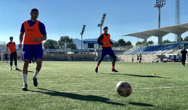 Los jugadores de la UE Gandia disputando un partido de entrenamiento matinal esta semana. / lp
