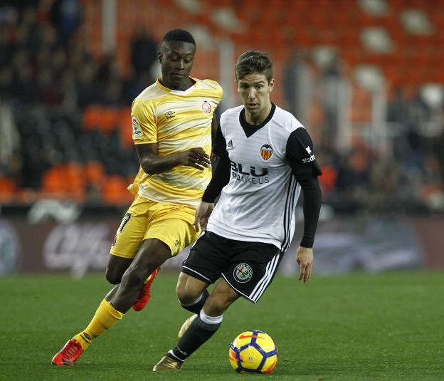Vietto controla el balón en su primer partido como valencianista. / juan j. monzó