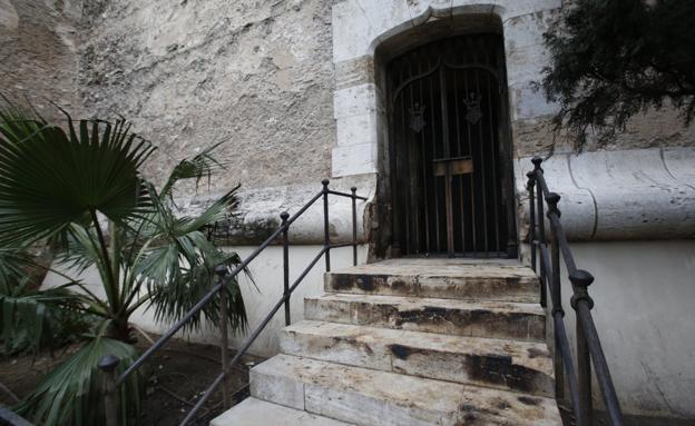 Escalera de las torres de Quart, ayer con los restos del incendio. /J. J. Monzó