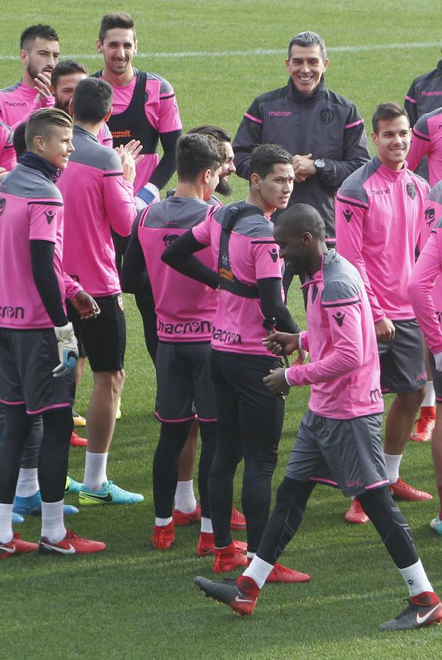 Langerak y Lukic, junto a sus compañeros y Muñiz en el Ciutat de València. / manuel molines