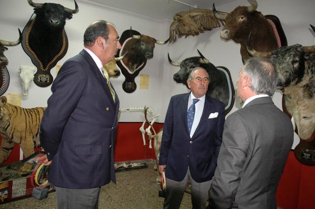 Los ganaderos Eduardo Miura y Leopoldo de la Maza, visitando el museo. / lp
