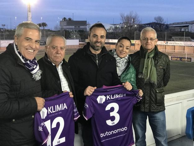 Representantes de la UE Gandia y de la empresa Klimia. / lp