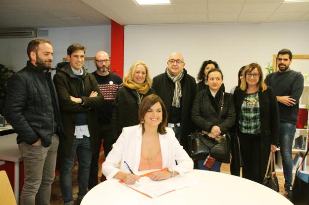 Sandra Gómez, ayer, formalizando los documentos para presentar la candidatura. / lp