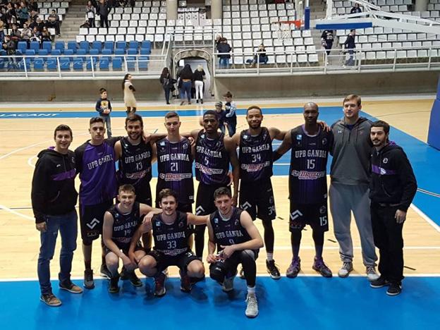 La plantilla, tras conseguir la victoria ante el Lucentum Alicante. / v. rubio