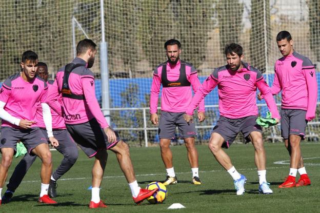 Coke trata de interceptar el balón en un rondo durante el entrenamiento de ayer en Buñol. / levante ud