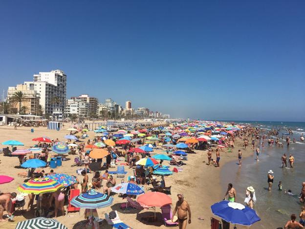 Miles de turistas disfrutan de una jornada de sol y playa el pasado mes de julio en Gandia. / lp
