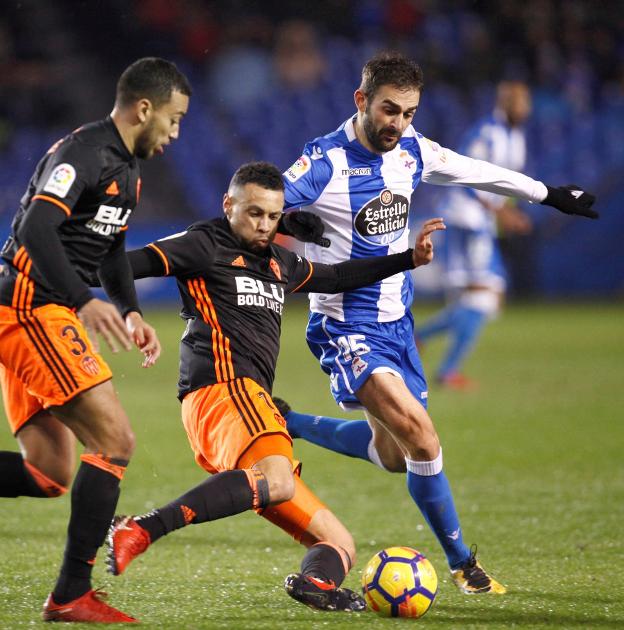 Coquelin corta un avance de Adrián. / efe