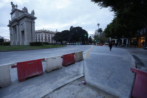 Parte de las obras para la EMT en Porta de la Mar. / Jesús Signes