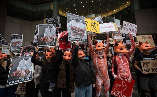 Un grupo de manifestantes protesta contra el uso de pieles durante la feria internacional de la moda de Hong Kong.