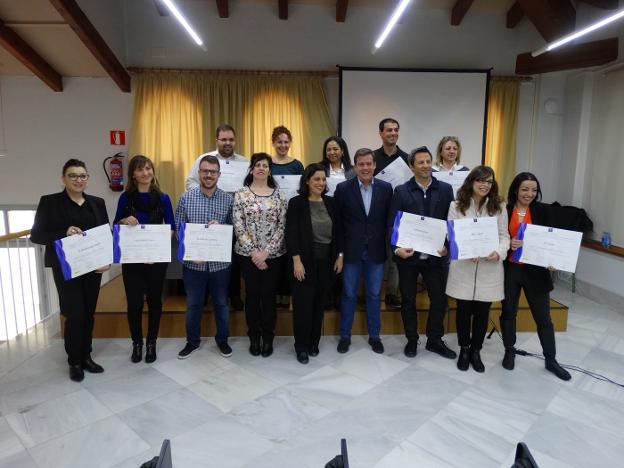 Los empresarios setabenses con sus distintivos turísticos. / lp