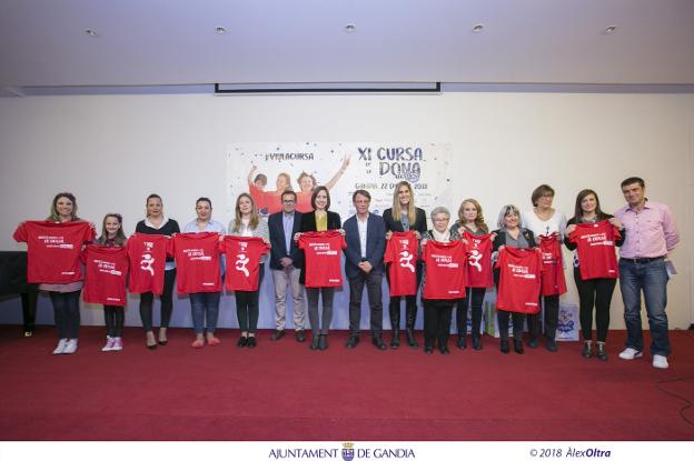 Representantes de las Fallas y la Semana Santa junto a las autoridades tras la presentación. / àlex oltra