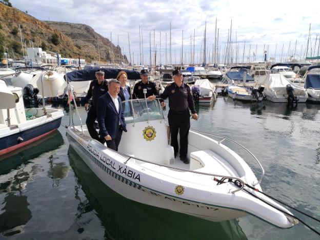 Los ediles y agentes de la Policía Local en la nueva embarcación. / LP