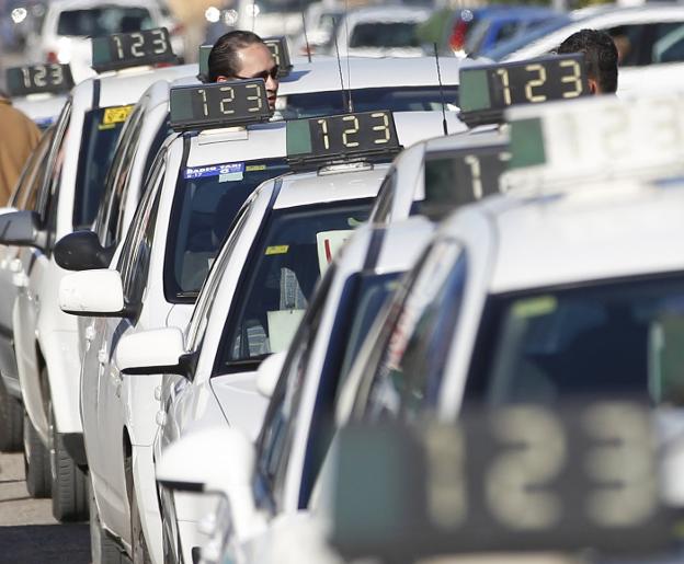 Parada de taxis en una calle de Valencia. / j. monzo