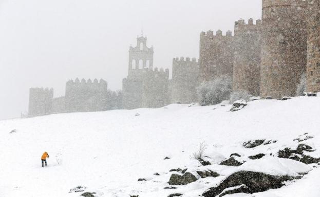 Vista general de la nieve junto a la muralla de Ávila./Efe