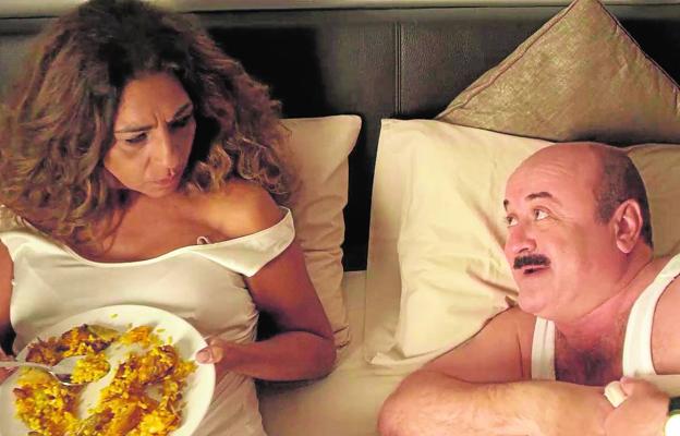 Lolita Flores junto a Emilio Mencheta en una secuencia de 'Paella Today!'. / LP