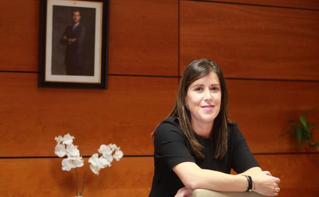 Pilar Fúnez, nueva jefa provincial de Tráfico de Valencia, apoyada en un asiento de su despacho./Consuelo Chambó