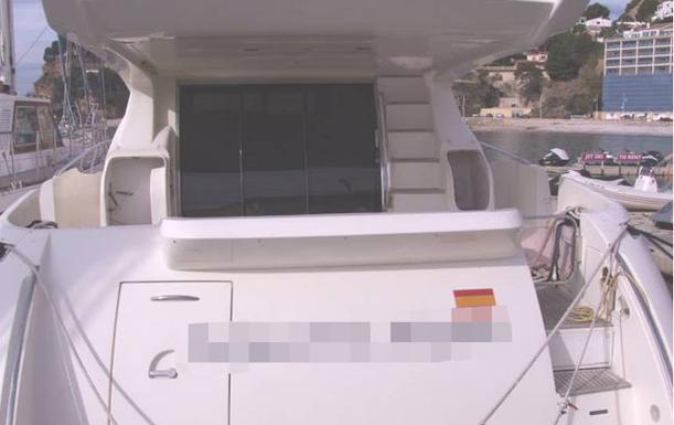 Desmantela un barco precintado por orden judicial en el puerto deportivo de Altea