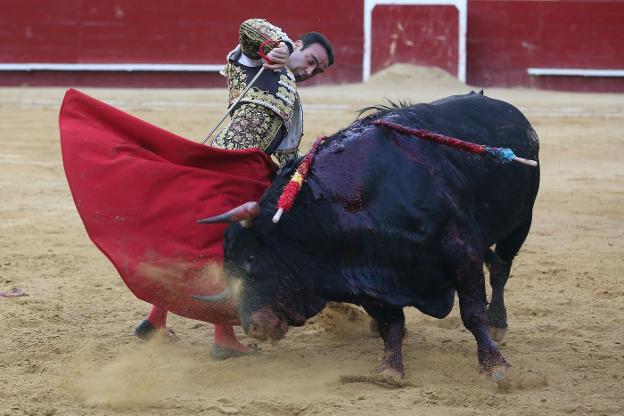 Enrique Ponce domina al toro de Garcigrande. / Txema Rodríguez