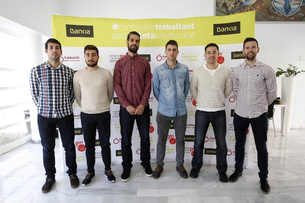 Los seis pilotaris que se disputarán hoy la Lliga, en la presentación de la final. / Irene Marsilla