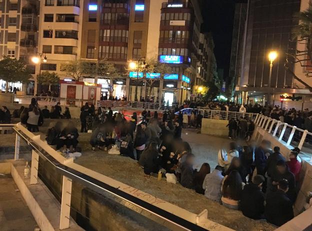 Decenas de jóvenes toman
la plaza de los Pinazo para
hacer botellón, en la noche
del sábado al domingo./ lp