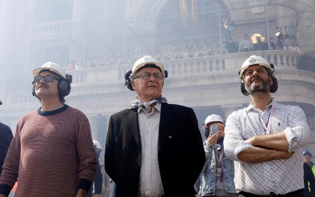 Ribó dejó a Echávarri en el el ayuntamiento y bajó a la calle a ver la mascletà con Galiana. / EFE/Kai Försterling