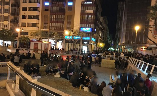 Decenas de jóvenes hacen botellón en la plaza Pinazo.