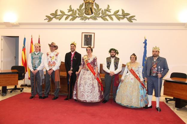 Seis de los nuevos presidentes de las comisiones de Dénia y una de las falleras mayores. / Tino Calvo