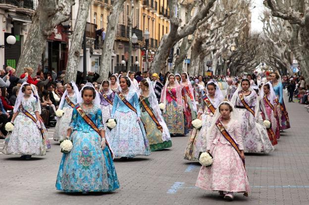 Ofrenda. Numeroso público disfrutó con el desfile de falleras y falleros portando las flores a la Virgen / Tino Calvo