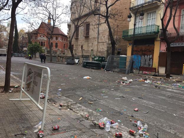 Aspecto de la plaza
del Mercado, ayer
por la mañana. / lp