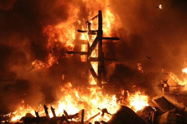Uno de los monumentos de la comarca, consumido por el fuego. / lp